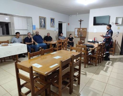 Foto - SAMU Pederneiras dando palestra de primeiros socorros 