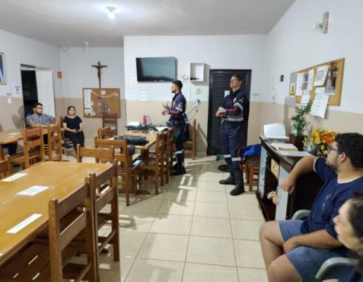 Foto - SAMU Pederneiras dando palestra de primeiros socorros 