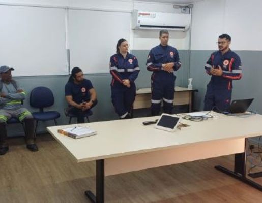 Foto - SAMU Pederneiras dando palestra de primeiros socorros 